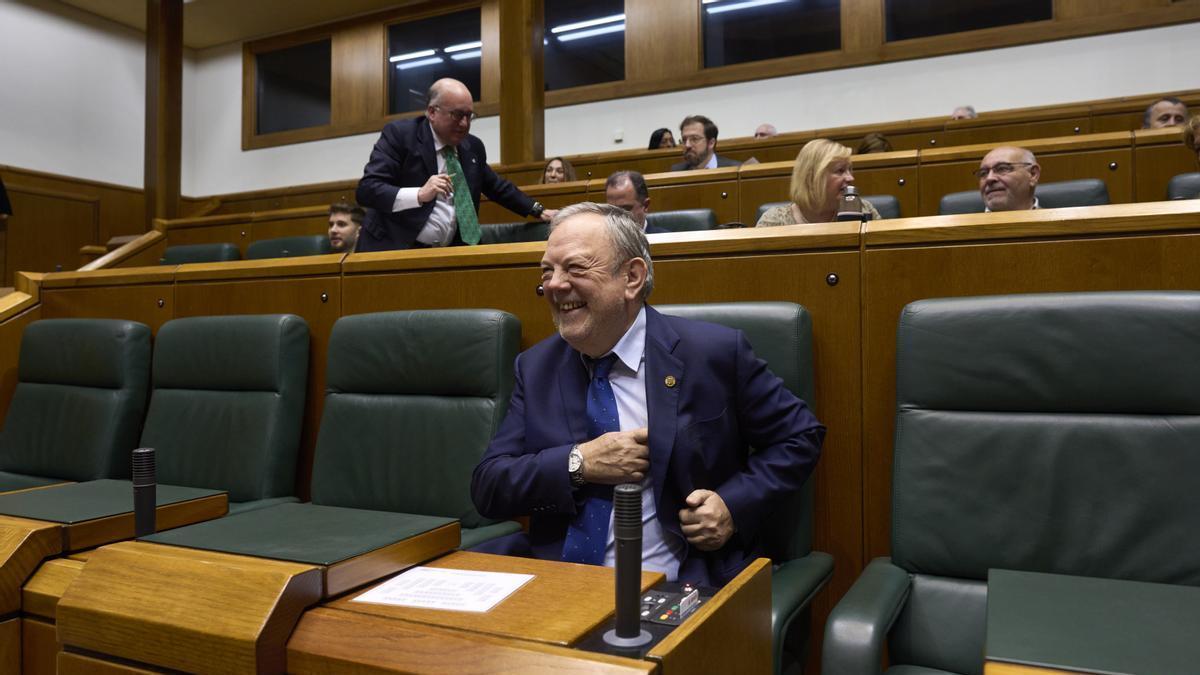 El consejero de Economía y Hacienda, Pedro Azpiazu , en el pleno del Parlamento Vasco.