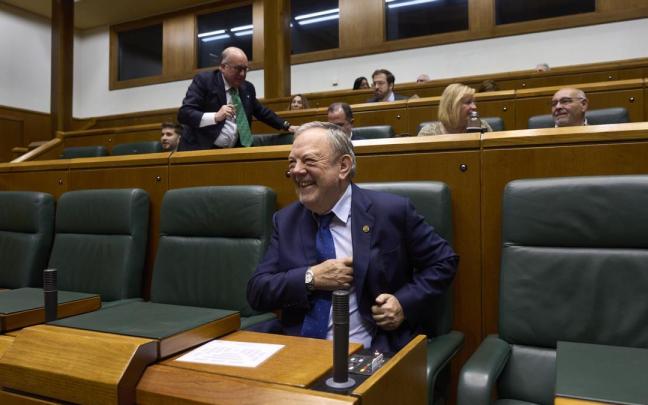 El consejero de Economía y Hacienda, Pedro Azpiazu , en el pleno del Parlamento Vasco.