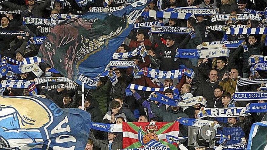 La hinchada txuri-urdin, en un partido de la presente temporada. / RUBEN PLAZA