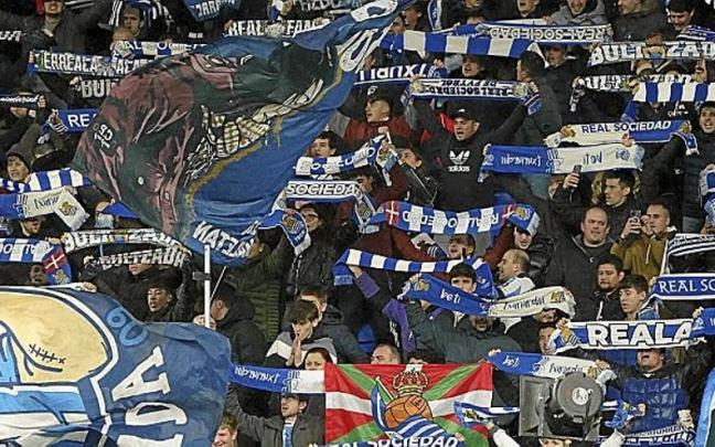 La hinchada txuri-urdin, en un partido de la presente temporada. / RUBEN PLAZA