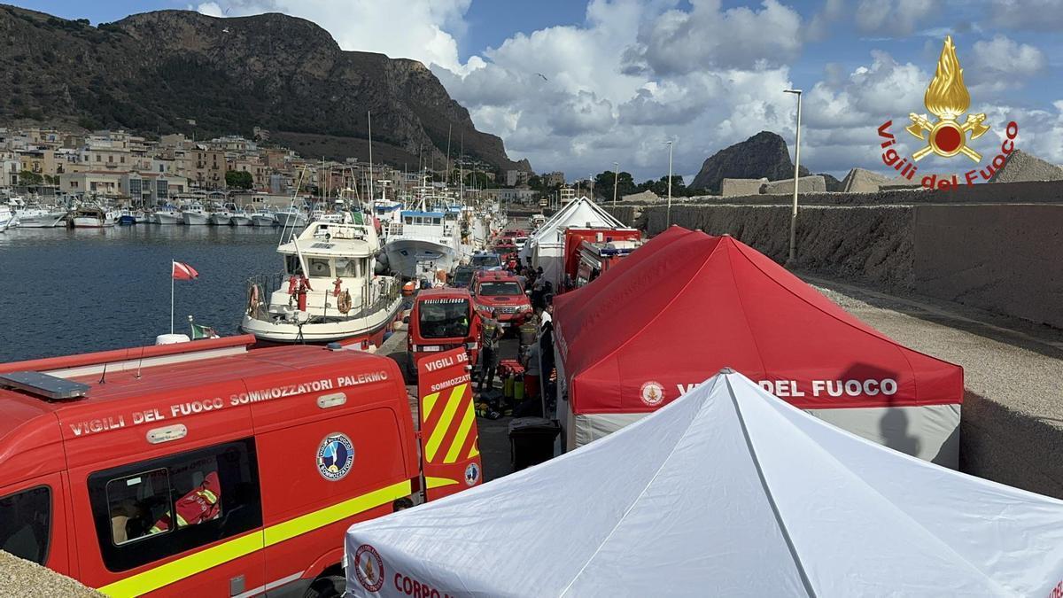 Los servicios de emergencia en el puerto de Porticello.