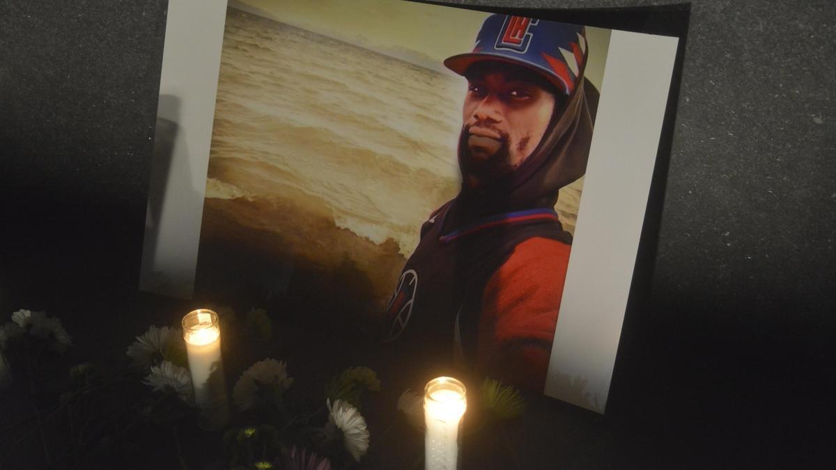 Una fotografía de Tyre Nichols en el lugar donde se celebró una vigilia en su honor.