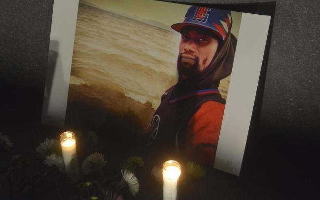 Una fotografía de Tyre Nichols en el lugar donde se celebró una vigilia en su honor.