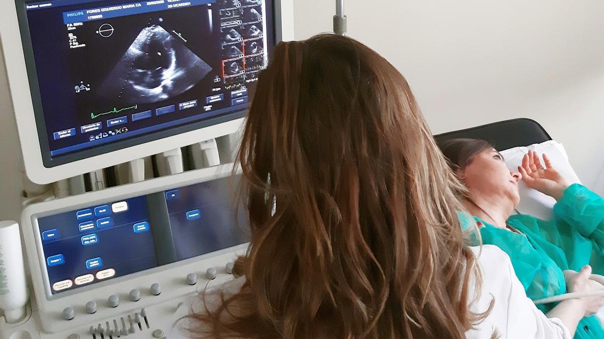 Una mujer se realiza una prueba médica.