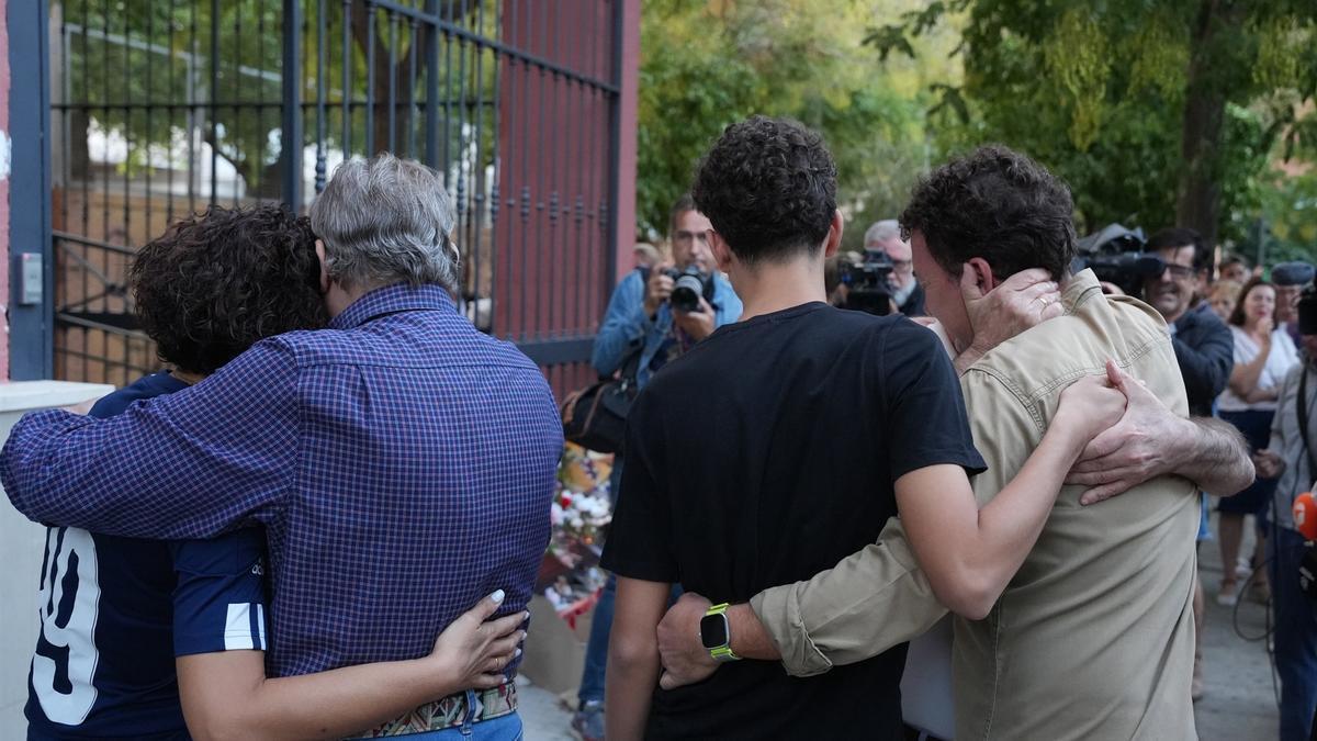 Los padres, hermano y abuelo de la menor en la concentración celebrada este viernes.