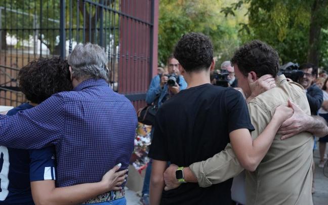 Los padres, hermano y abuelo de la menor en la concentración celebrada este viernes.