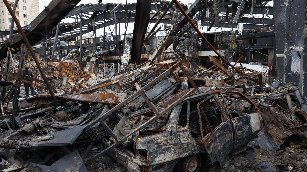 Restos de vehículos en un taller mecánico de Teherán tras un ataque.