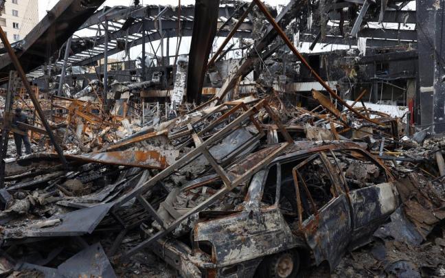 Restos de vehículos en un taller mecánico de Teherán tras un ataque.