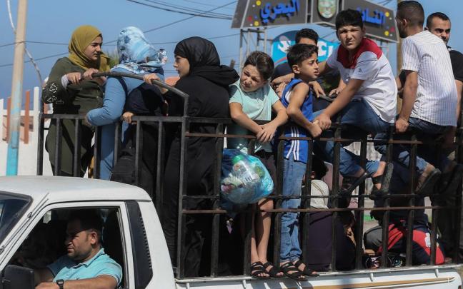 Residentes de la ciudad de Gaza abandonan el territorio tras el ultimátum de Israel.