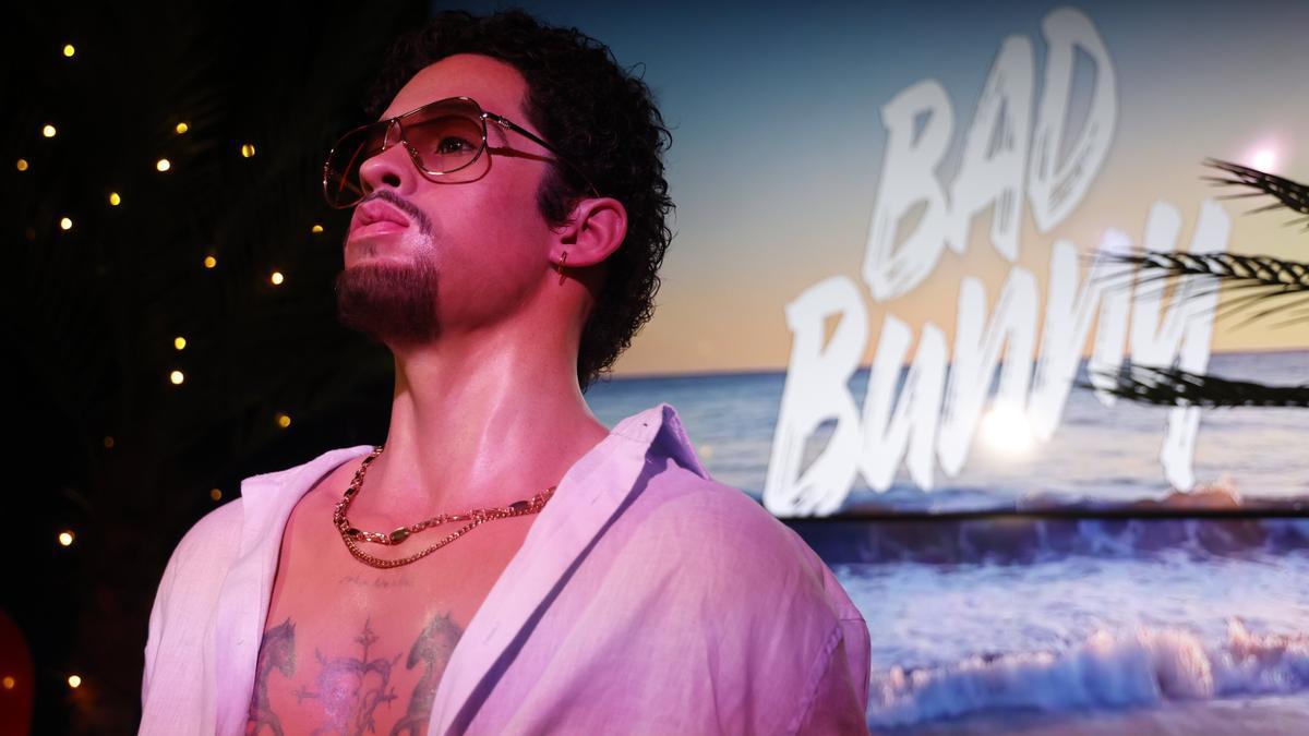 Figura de cera del artista Bad Bunny en el Museo de Cera de Madrid