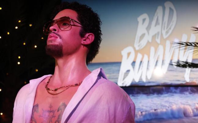 Figura de cera del artista Bad Bunny en el Museo de Cera de Madrid