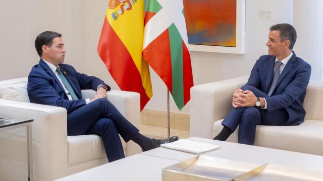 El lehendakari, Imanol Pradales, y el presidente del Gobierno, Pedro Sánchez, durante un encuentro en el Palacio de La Moncloa