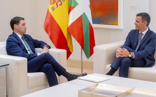 El lehendakari, Imanol Pradales, y el presidente del Gobierno, Pedro Sánchez, durante un encuentro en el Palacio de La Moncloa