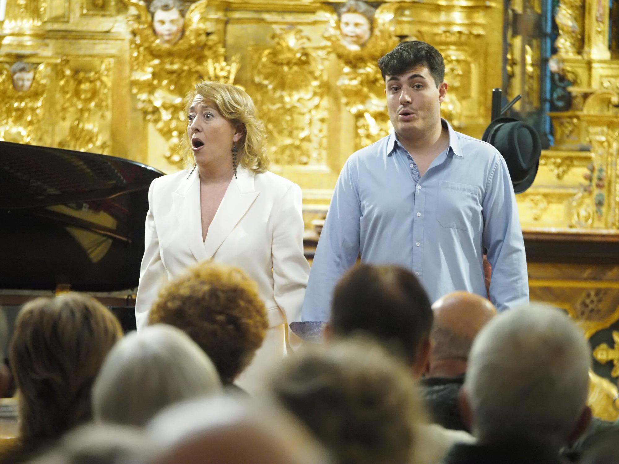 Las voces de Ainhoa Zubillaga y Juan Laboreria deleitaron al público que se dio cita en el convento de Santa Cruz.