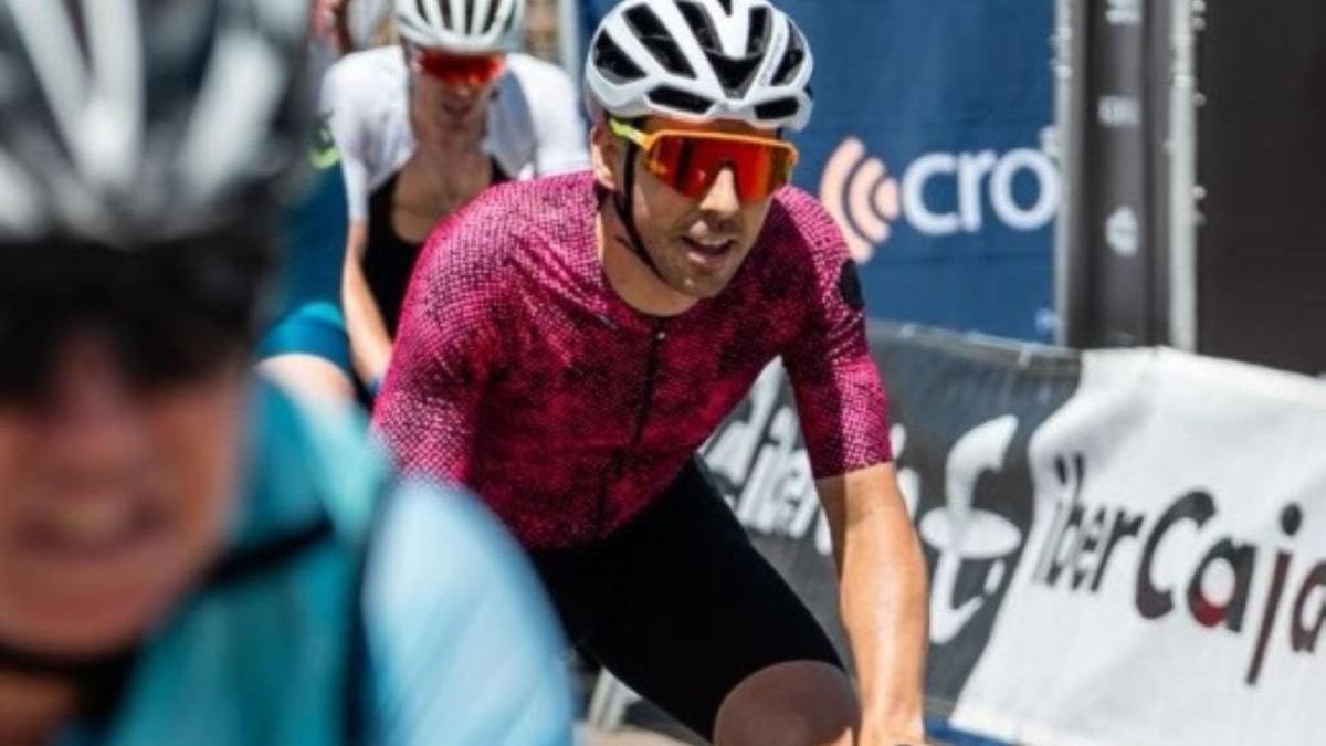 Imanol Arizmendi, cruzando en primer lugar la linea de meta de la última edición de la Quebrantahuesos.