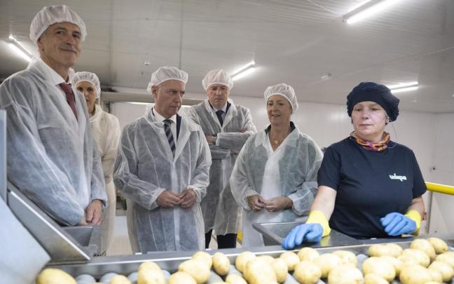 El lehendakari ha visitado la nueva sala robotizada dedicada a la producción y comercialización de patatas de la cooperativa alavesa Udapa. El lehendakari ha visitado la nueva sala robotizada dedicada a la producción y comercialización de patatas de la cooperativa alavesa Udapa.