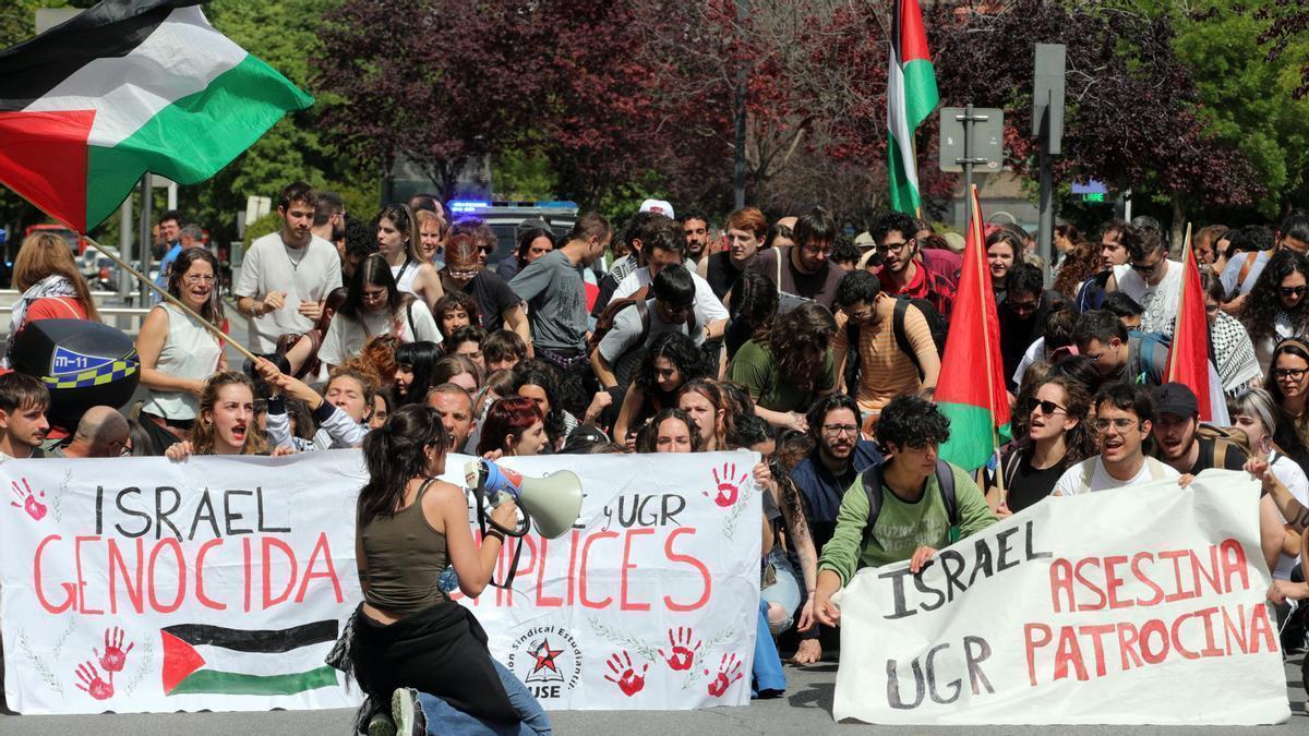 Universitarios de Granada se manifiestan por la ruptura de relaciones con Israel.