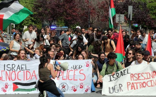 Universitarios de Granada se manifiestan por la ruptura de relaciones con Israel.