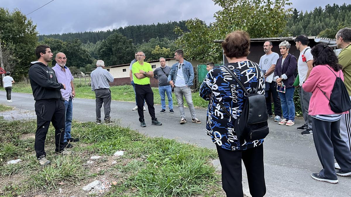 Uno de los recorridos por barrios para detectar necesidades de este otoño en Amurrio