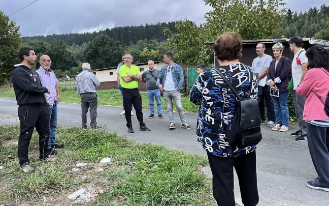 Uno de los recorridos por barrios para detectar necesidades de este otoño en Amurrio