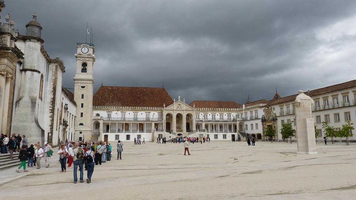 La Universidad de Coimbra (Portugal).