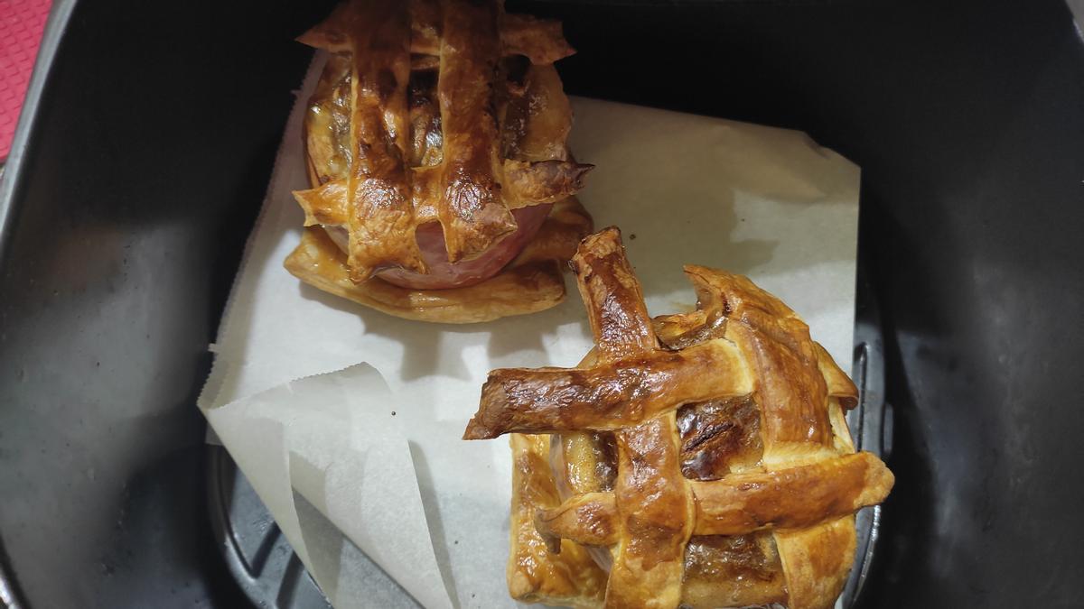 LAs manzanas rellenas, cubiertas con el hojaldre.