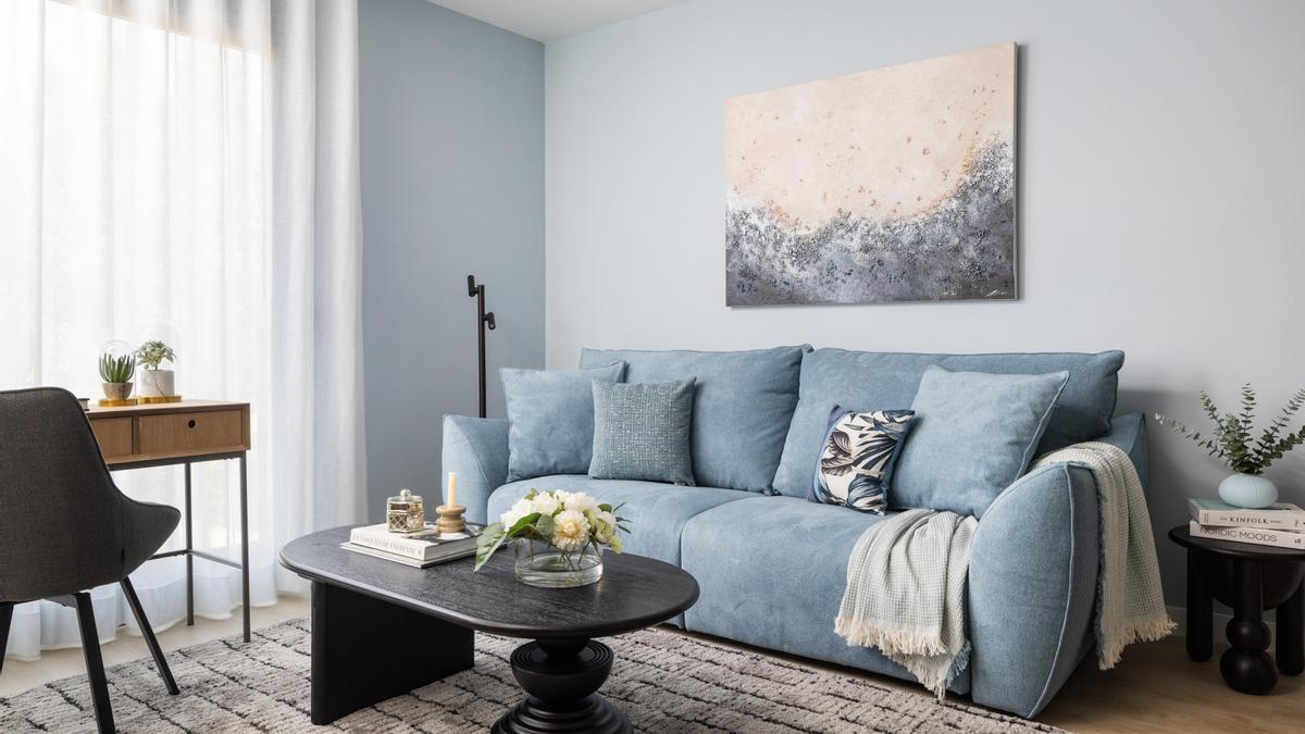 Detalle del salón, donde predominan los tonos azules.