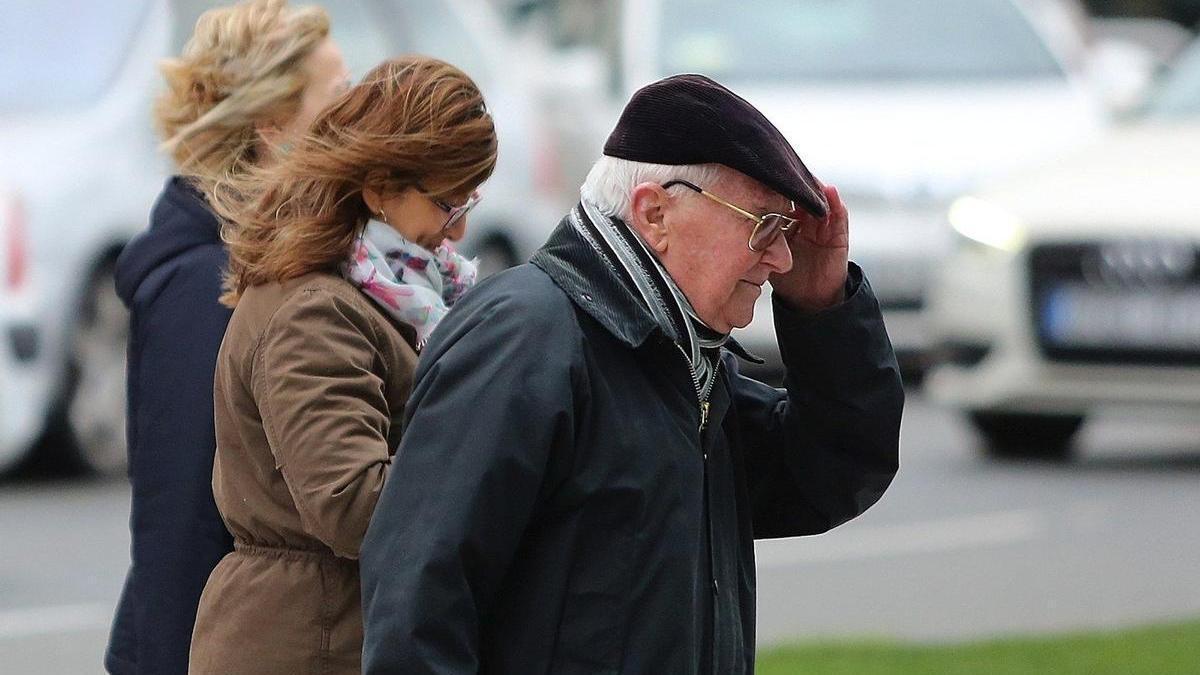 Protegiéndose del viento en Pamplona.