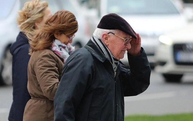 Protegiéndose del viento en Pamplona.