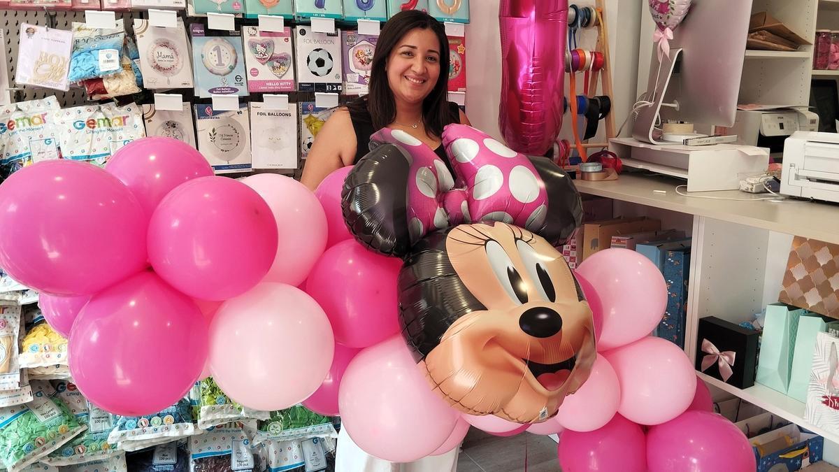 Andelis Aguilera, con una de sus creaciones personalizadas.