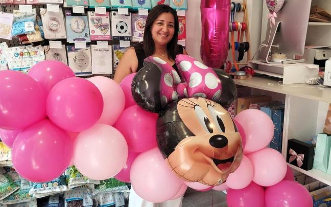 Andelis Aguilera, con una de sus creaciones personalizadas.