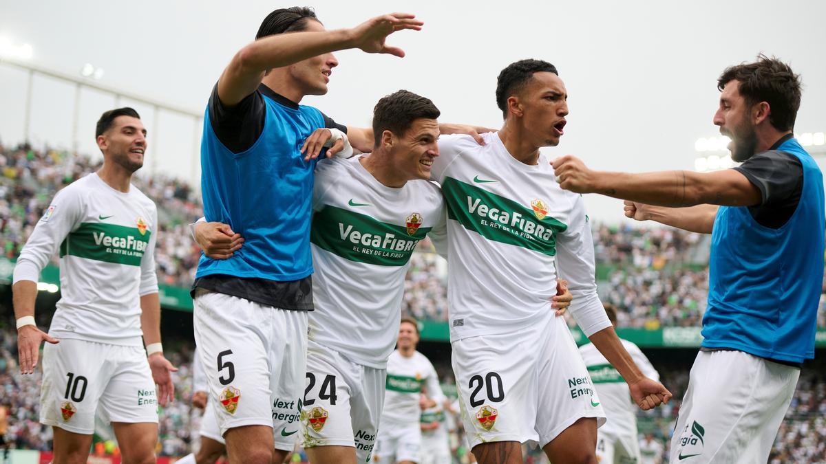 Los jugadores del Elche celebran el gol de Lucas Cepeda que dio el triunfo frente al Valencia.
