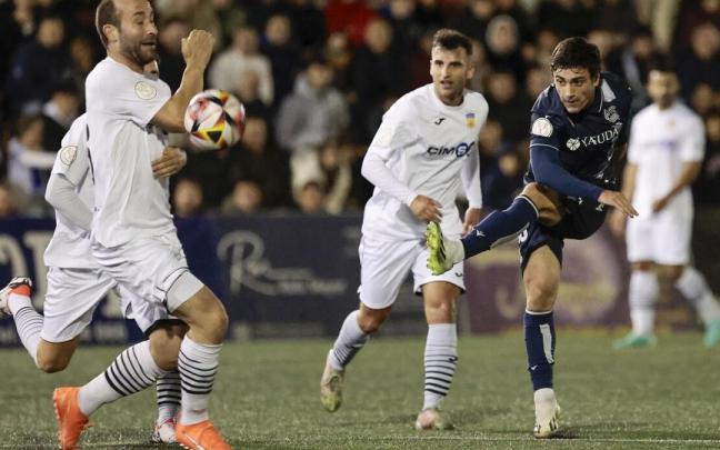 Alberto Dadíe lanza a puerta en el encuentro ante el Buñol. / ANA ESCOBAR