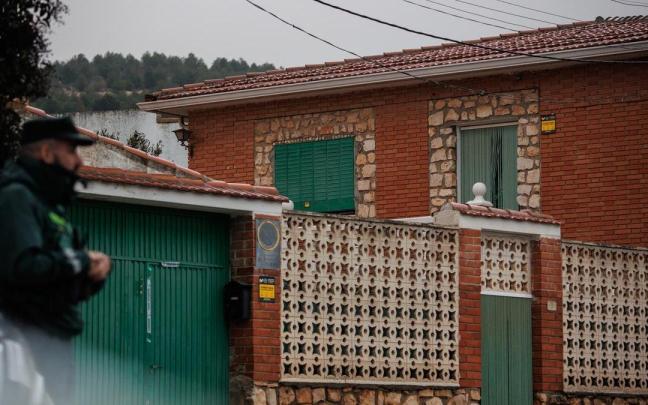 Un agente de la Guardia Civil ante la vivienda de Morata de Tajuña.