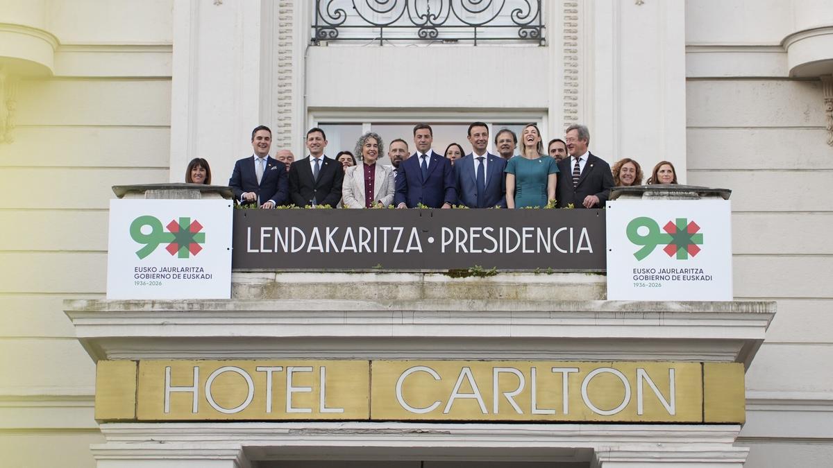 El lehendakari Pradales, con los consejeros de PNV y PSE, en el histórico balcón del Carlton
