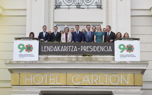 El lehendakari Pradales, con los consejeros de PNV y PSE, en el histórico balcón del Carlton