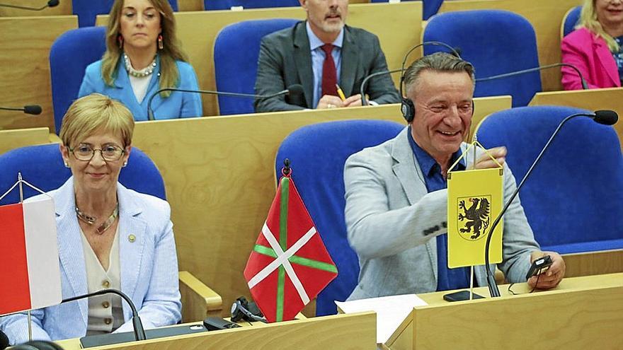 La consejera Arantxa Tapia, ayer junto al presidente de Pomerania, Mieczysław Struk. | FOTO: N.G.