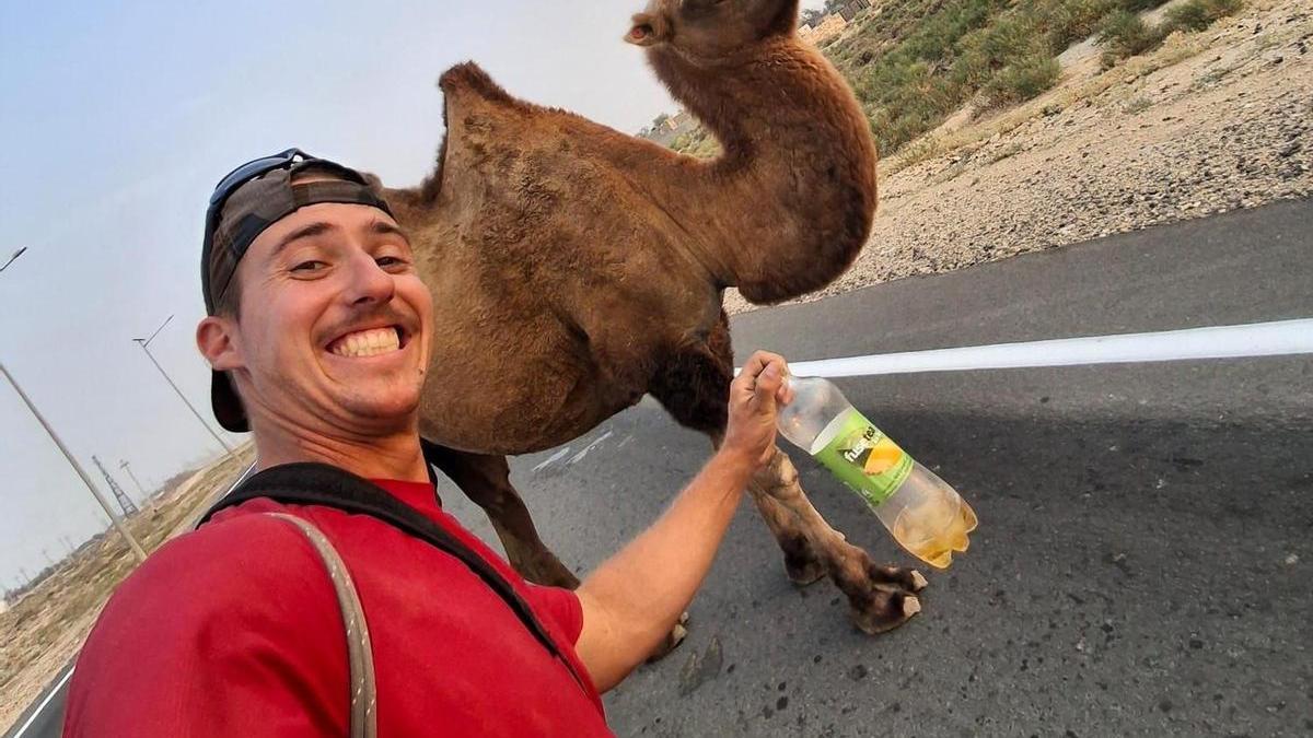 Eneko Azkue con un camello