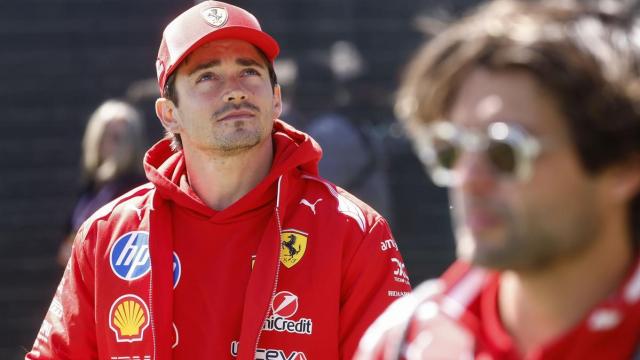 Charles Leclerc, vestido por el rojo de Ferrari, donde se formó en la Academia y equipo con el que comenzó a competir en la Fórmula 1 en 2019.