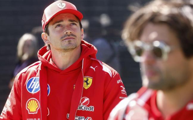 Charles Leclerc, vestido por el rojo de Ferrari, donde se formó en la Academia y equipo con el que comenzó a competir en la Fórmula 1 en 2019.