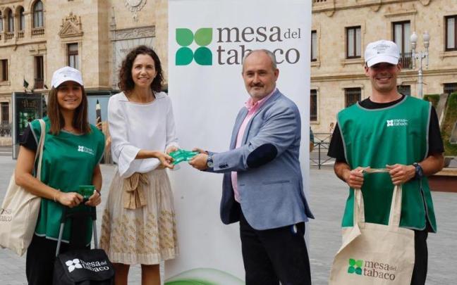 El concejal de Salud de Valladolid, de Vox, repartiendo ceniceros. El concejal de Salud de Valladolid, de Vox, repartiendo ceniceros.