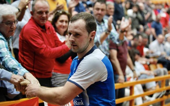 Aitor Elordi saluda a los aficionados del frontón Ogueta de Gasteiz que le despidieron en pie.