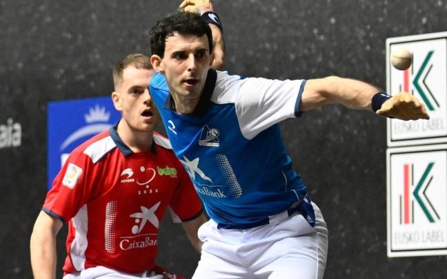 Jokin Altuna, durante un lance del encuentro ante Unai Laso.