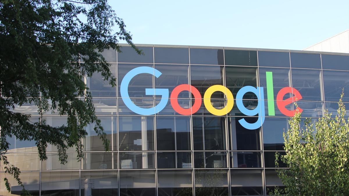 Imagen de archivo del logo de Google en la sede de Alphabet en Mountain View (California).