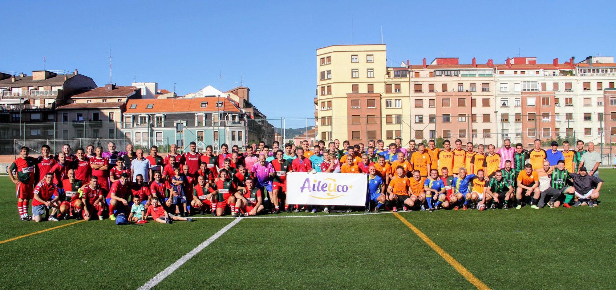 Foto de familia de los participantes en el torneo de fútbol solidario