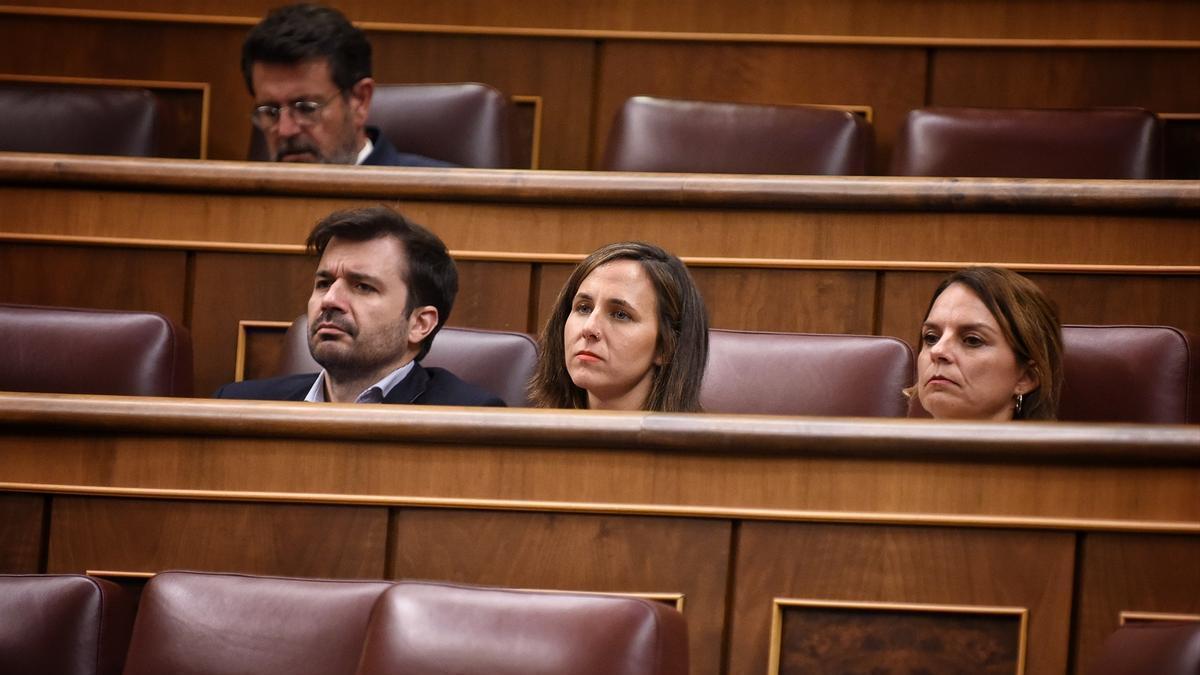 Los diputados del grupo parlamentario de Podemos, Javier Sánchez Serna, Ione Belarra y Noemí Santanay.