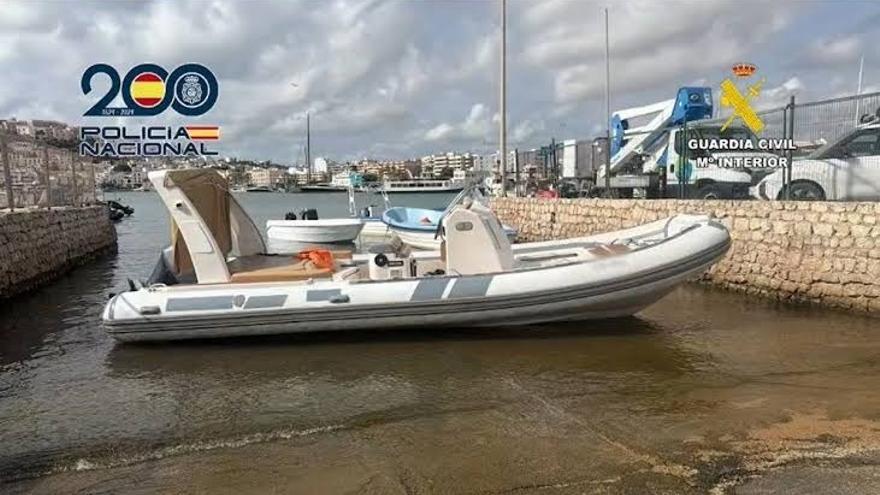 Tres detenidos por trasladar migrantes hasta las costas de Baleares con una lancha deportiva robada.