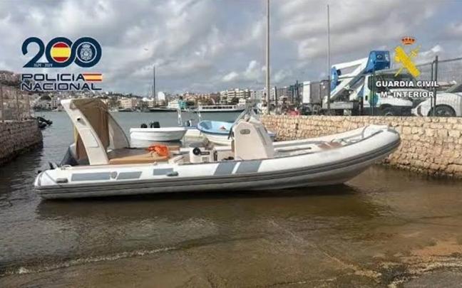 Tres detenidos por trasladar migrantes hasta las costas de Baleares con una lancha deportiva robada.