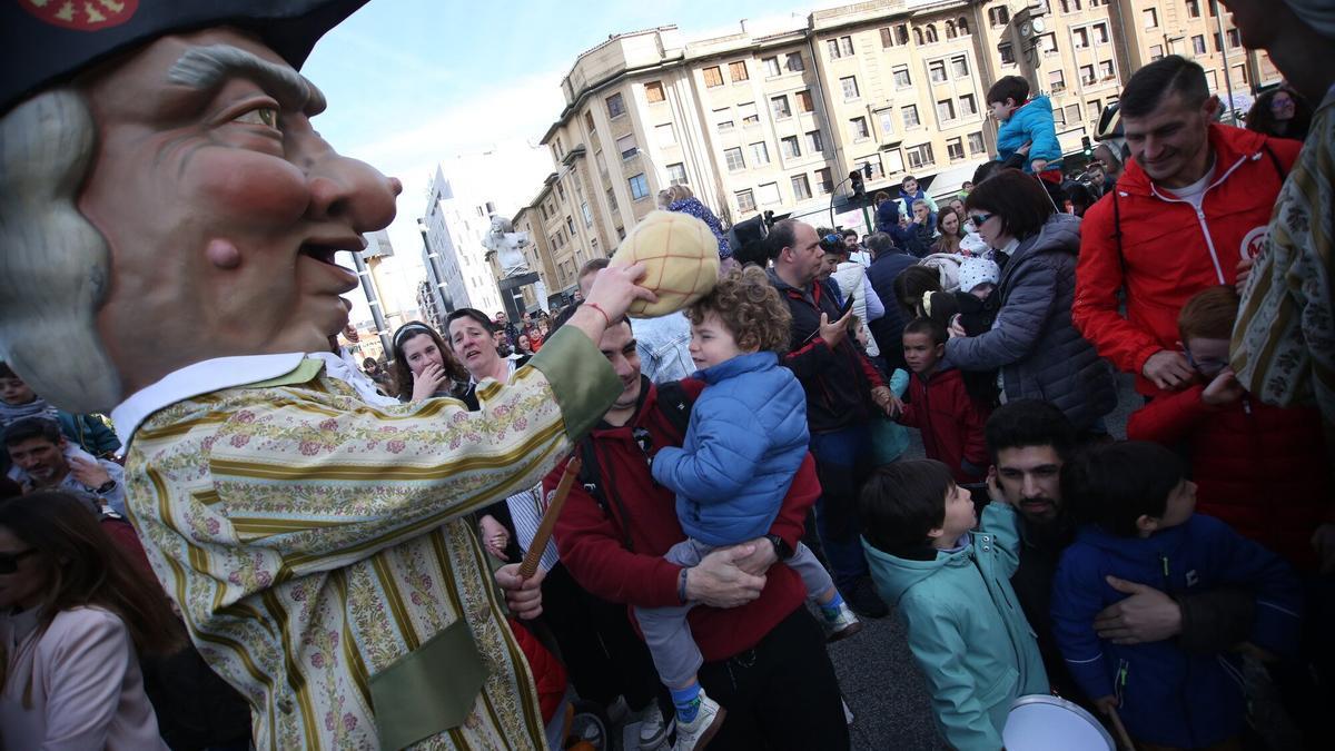 Gigantes y cabezudos alegran la mañana a los más txikis en Pamplona.