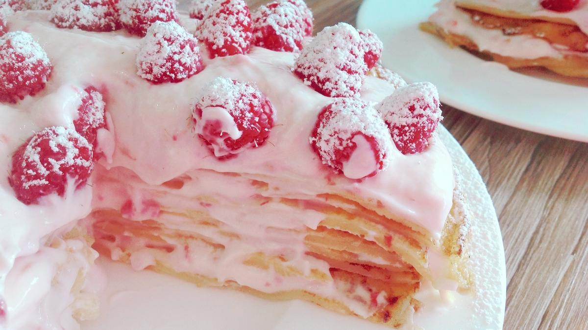 Tarta fría de crepes y frambuesas.